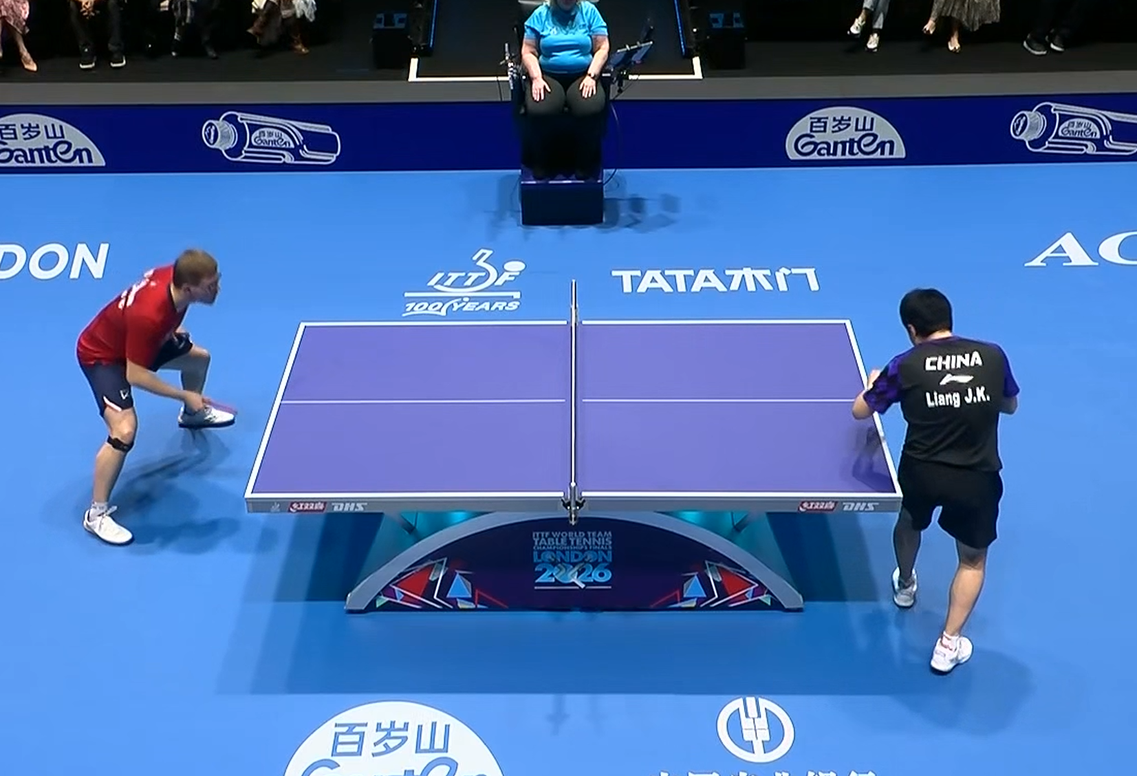 乐鱼体育-梁靖崑3-2逆转A·勒布伦，握拳呐喊庆祝，男乒半决赛2-1领先法国！