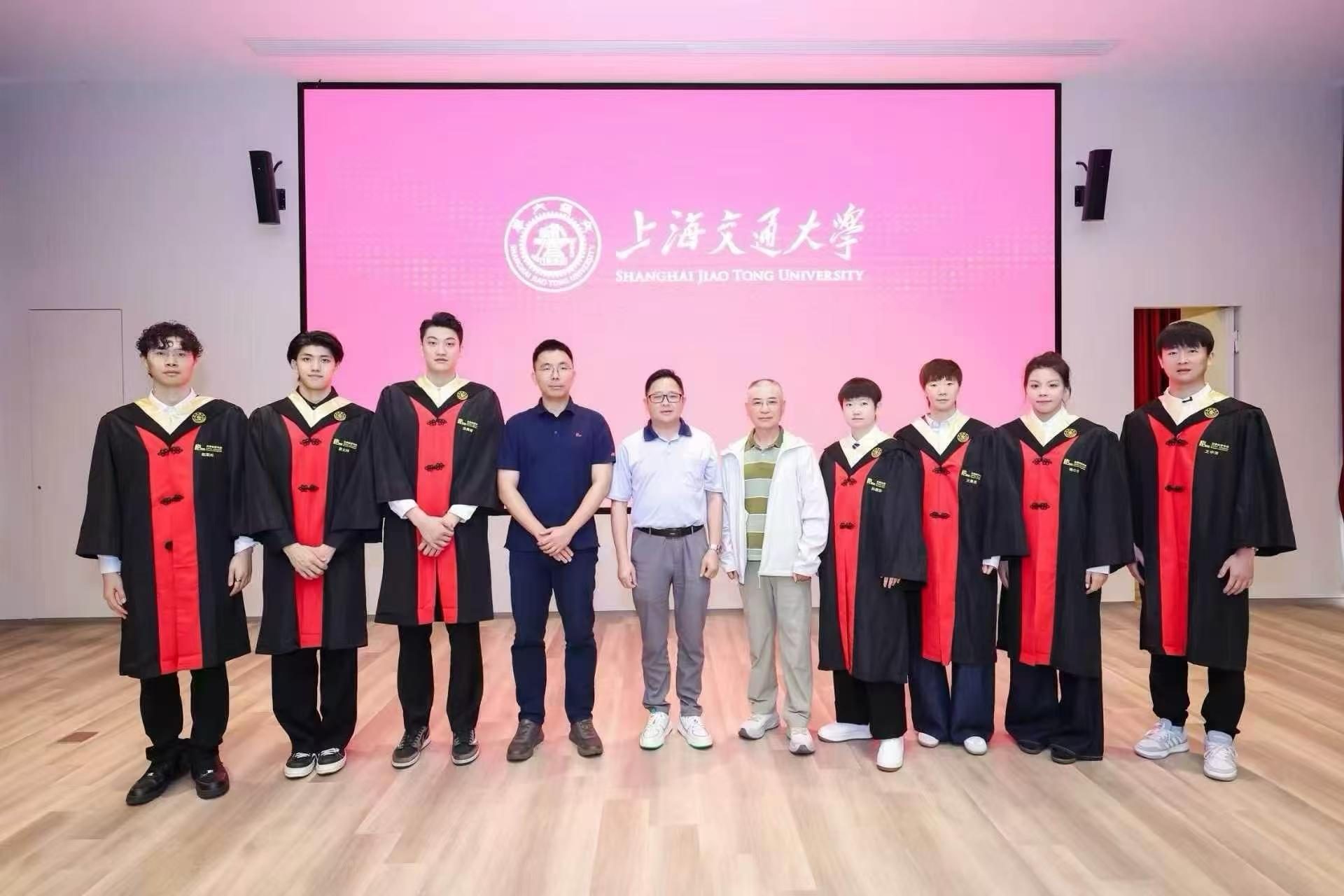 乐鱼体育官方入口-恭喜！孙颖莎王曼昱上海交大毕业照曝光：9月同进清华大学读研